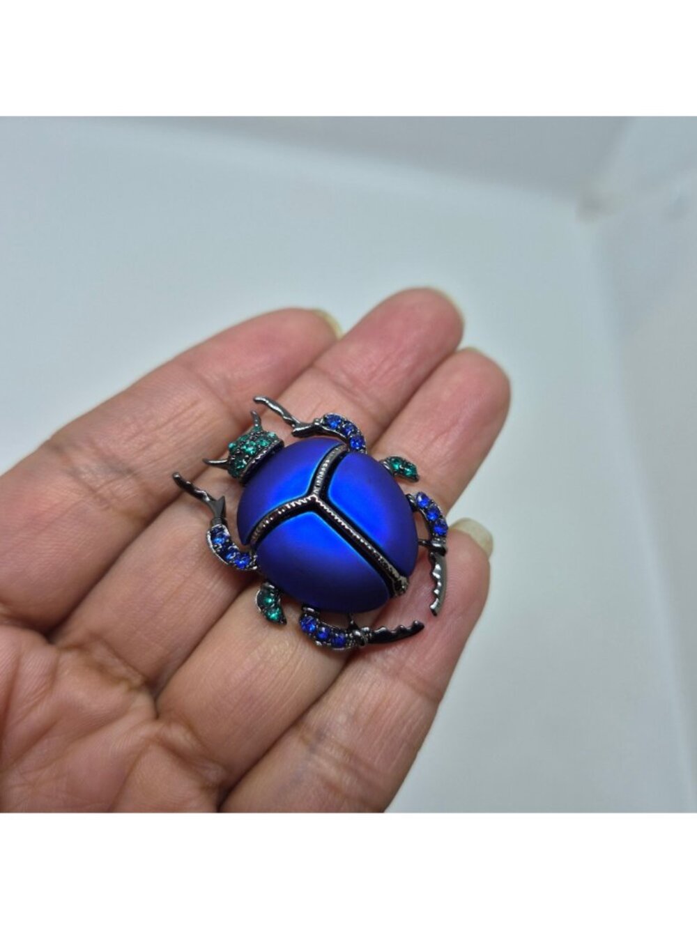 Vintage Vibes Blue Beetle Brooch Scarab Pin Emerald Rhinestone Silver Tone 1.5" - Picture 3 of 5